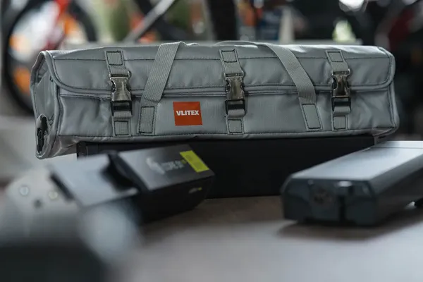 NEUE verbesserte VERSION VLITEX E-Bike Akku-Tasche (Größe XL) | Hochwertig | Getestet | Sicher Laden, lagern, transportieren | Explosionshemmend | Aufprallschutz | Spez. Gewebe kurzfristig feuerfest bis 1000 °C